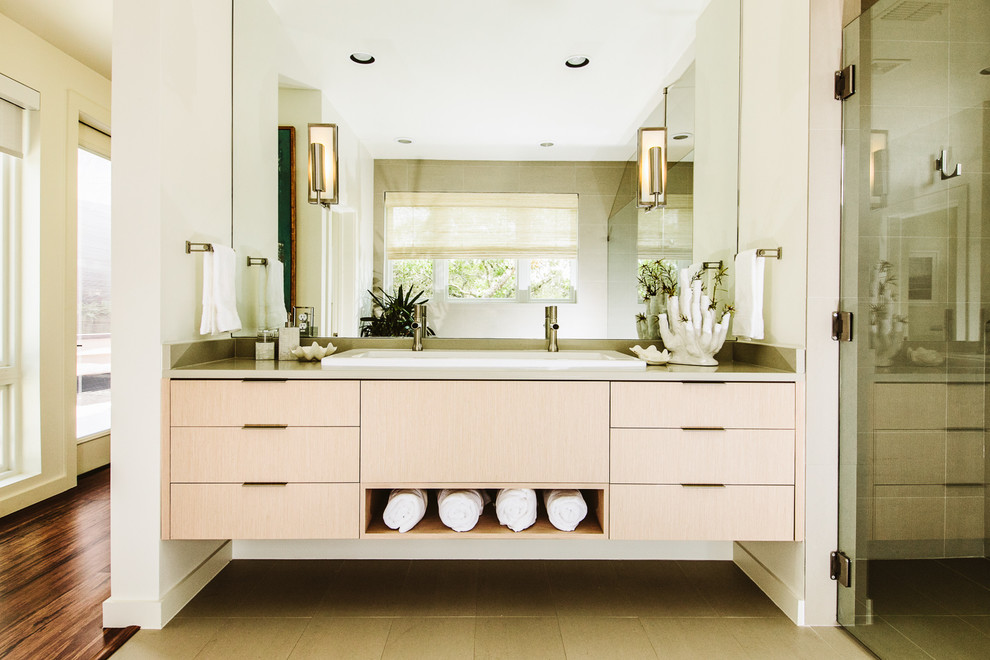 Inspiration pour une salle de bain principale design en bois clair avec un lavabo posé, un placard à porte plane, une douche à l'italienne et un mur beige.