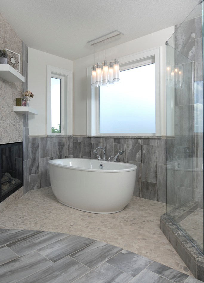 Idées déco pour une salle de bain principale classique de taille moyenne avec une baignoire indépendante, une douche d'angle, un carrelage gris, des carreaux de porcelaine, un mur blanc, un sol en carrelage de porcelaine, un sol gris et une cabine de douche à porte battante.