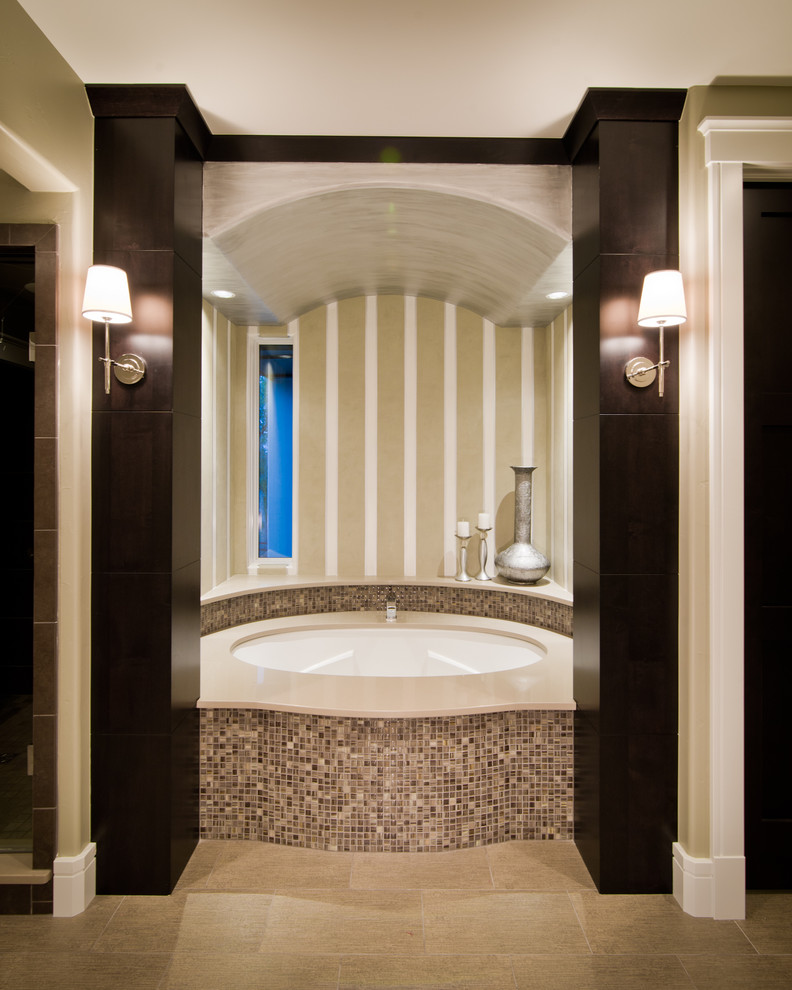 デンバーにある巨大なコンテンポラリースタイルのおしゃれなマスターバスルーム (ベージュのタイル、モザイクタイル、アルコーブ型浴槽) の写真