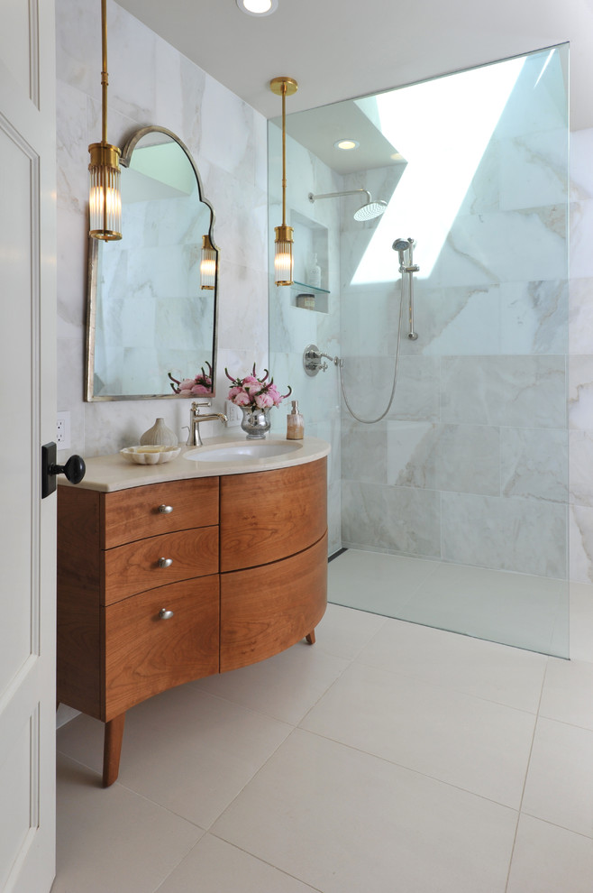 На фото: большая главная ванная комната в современном стиле с плоскими фасадами, фасадами цвета дерева среднего тона, угловым душем, разноцветной плиткой, мраморной плиткой, белыми стенами, полом из керамической плитки, врезной раковиной, бежевым полом и открытым душем с
