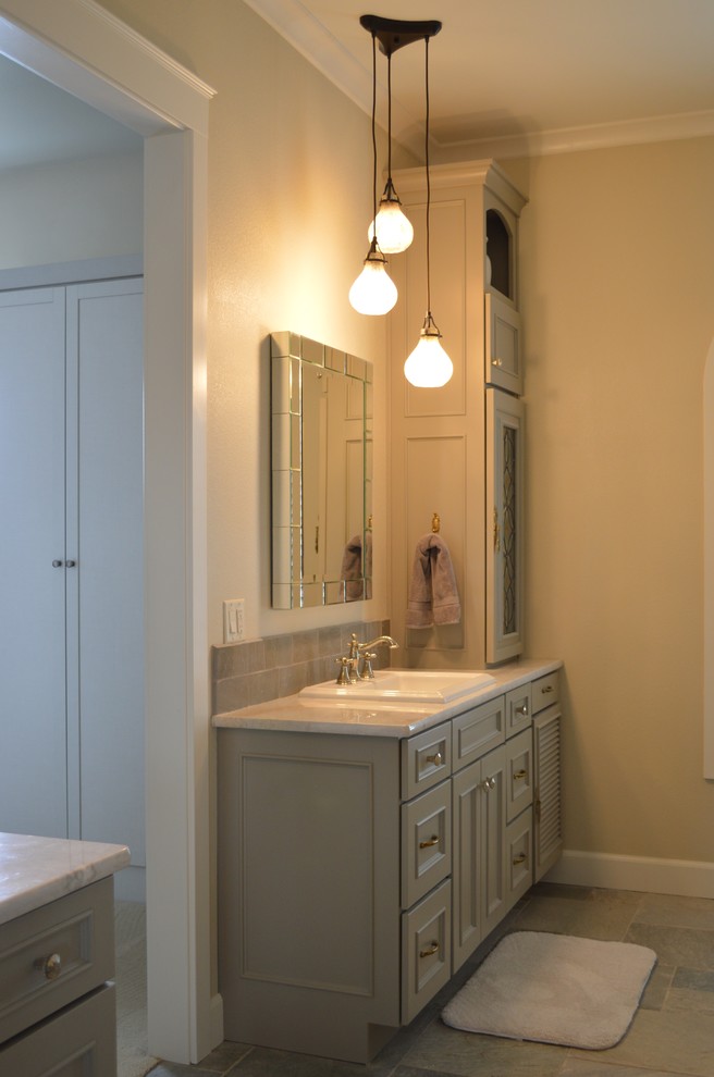 На фото: главная ванная комната среднего размера в стиле неоклассика (современная классика) с фасадами с филенкой типа жалюзи и серыми фасадами