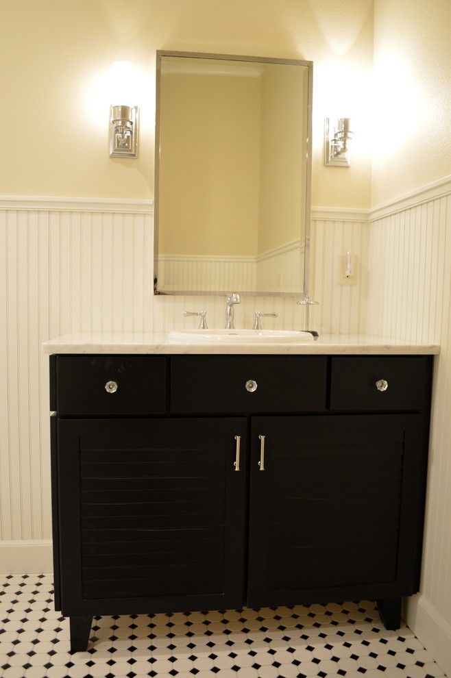Свежая идея для дизайна: ванная комната среднего размера в стиле кантри с фасадами с филенкой типа жалюзи, черными фасадами и душевой кабиной - отличное фото интерьера