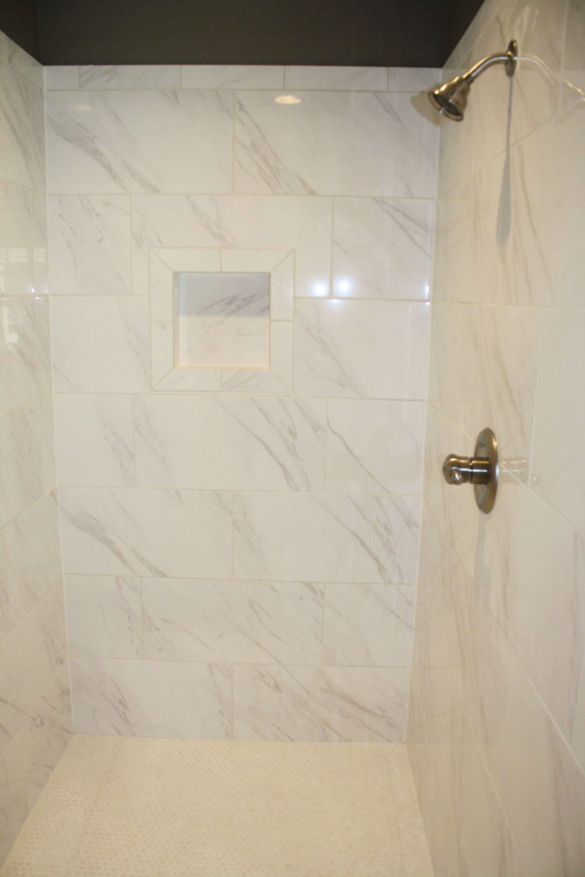 Inspiration för ett mellanstort vintage en-suite badrum, med skåp i shakerstil, vita skåp, en dusch i en alkov, en toalettstol med separat cisternkåpa, vit kakel, marmorkakel, grå väggar, klinkergolv i keramik, ett undermonterad handfat och bänkskiva i betong