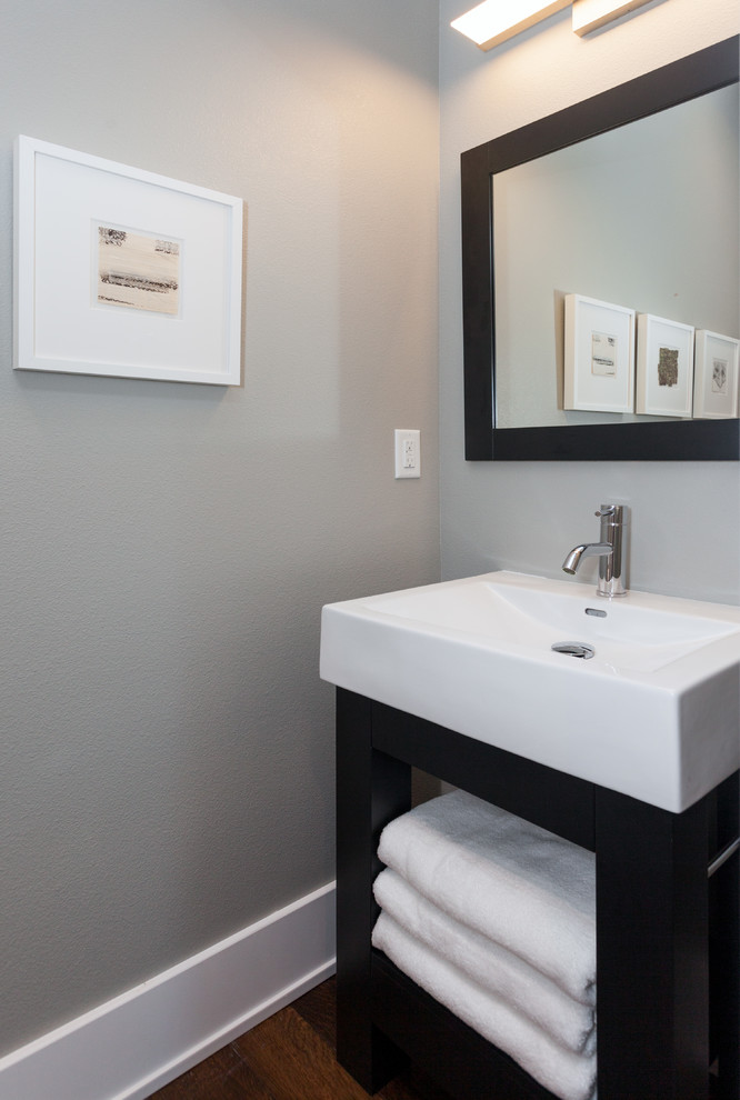Foto di una stanza da bagno moderna con nessun'anta e lavabo a consolle