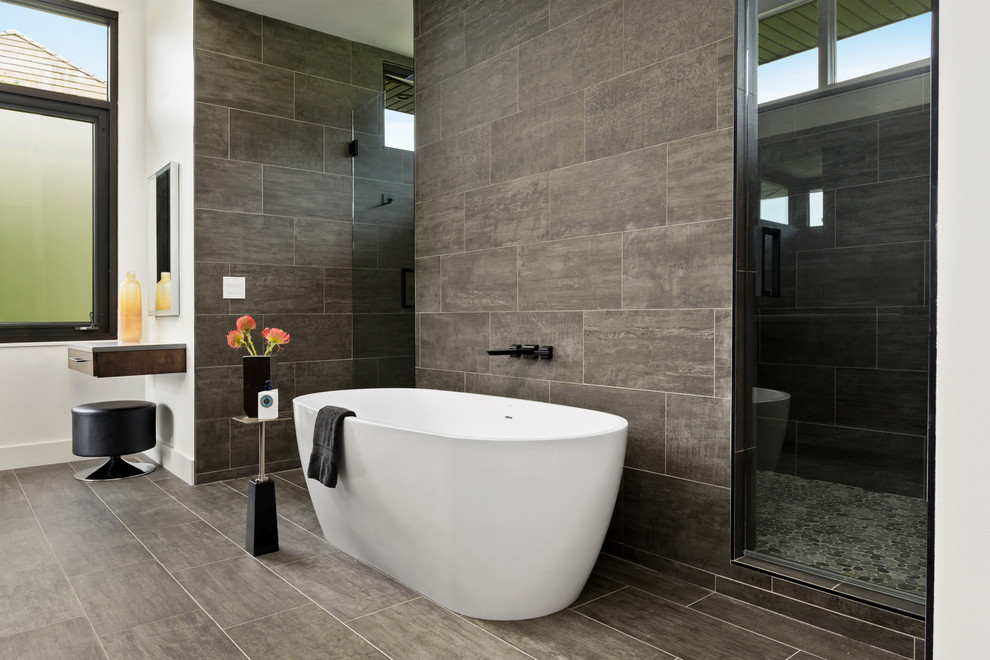 Ejemplo de cuarto de baño principal contemporáneo con bañera exenta, baldosas y/o azulejos marrones, paredes marrones y suelo marrón