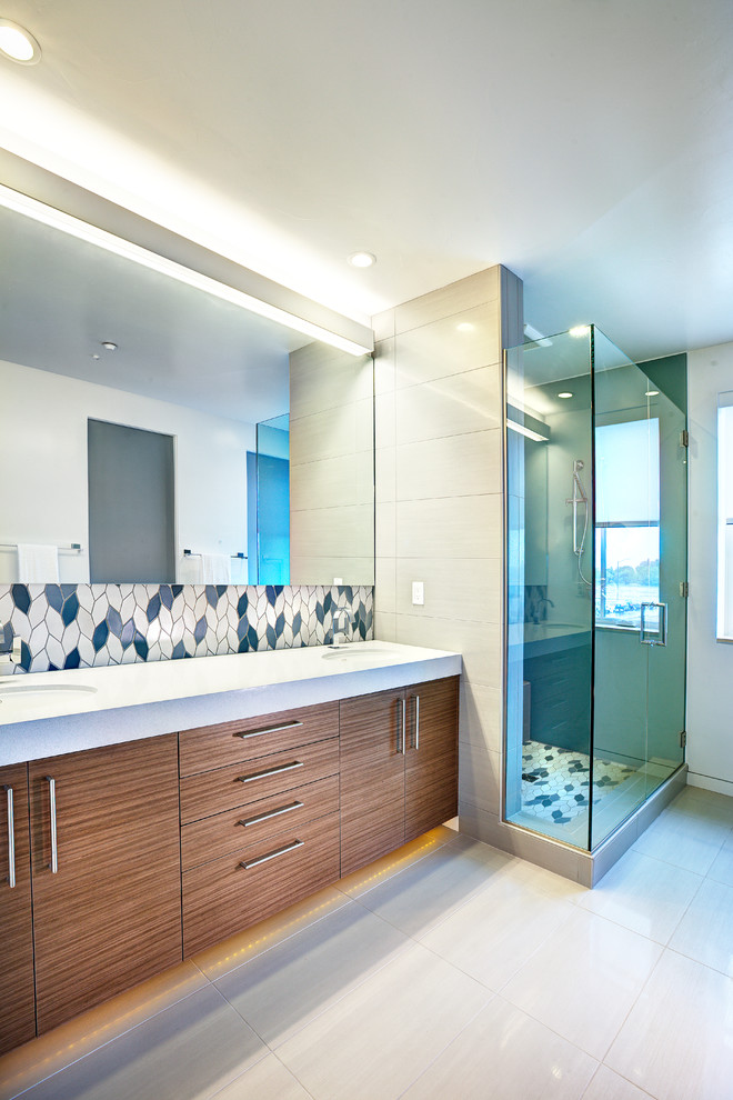 Foto di una stanza da bagno minimal con lavabo sottopiano, ante lisce, ante in legno bruno, piastrelle multicolore e pareti bianche
