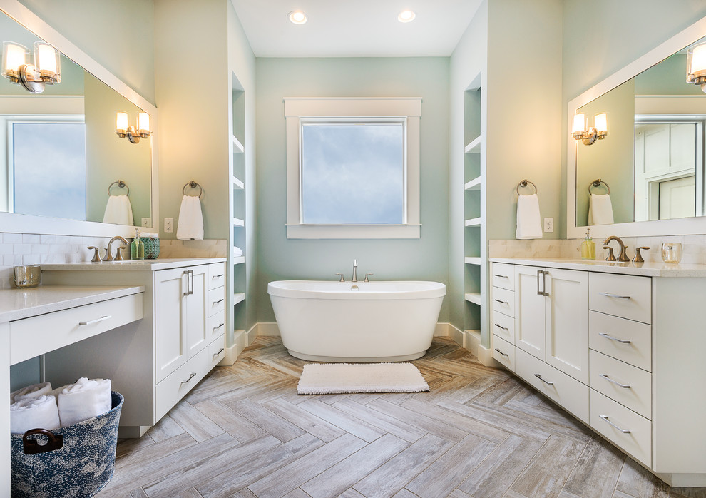 На фото: ванная комната в стиле неоклассика (современная классика) с плоскими фасадами, белыми фасадами, отдельно стоящей ванной и синими стенами с