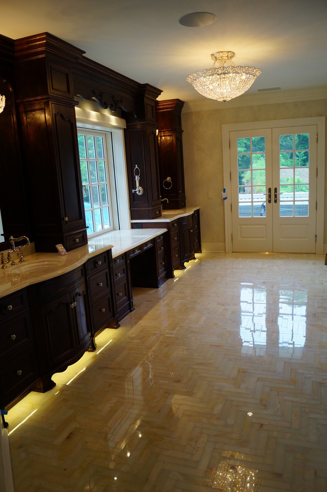Idee per una grande stanza da bagno padronale vittoriana con consolle stile comò, ante in legno bruno, pareti beige, pavimento in marmo, lavabo sottopiano, top in marmo e pavimento beige