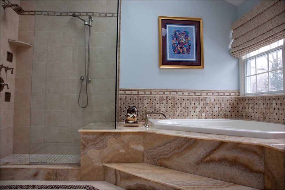 Свежая идея для дизайна: большая главная ванная комната в классическом стиле с настольной раковиной, фасадами с утопленной филенкой, фасадами цвета дерева среднего тона, столешницей из оникса, угловой ванной, угловым душем, раздельным унитазом, бежевой плиткой, каменной плиткой, синими стенами и мраморным полом - отличное фото интерьера