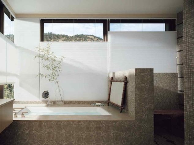 Exemple d'une salle de bain asiatique de taille moyenne avec une baignoire encastrée, un carrelage beige, un carrelage marron, un carrelage gris, mosaïque et un mur gris.