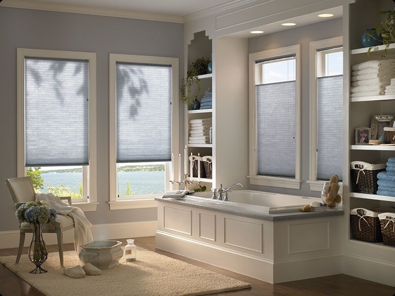 Inspiration för ett mellanstort vintage en-suite badrum, med luckor med infälld panel, vita skåp, ett platsbyggt badkar, grå väggar, mörkt trägolv, granitbänkskiva och brunt golv
