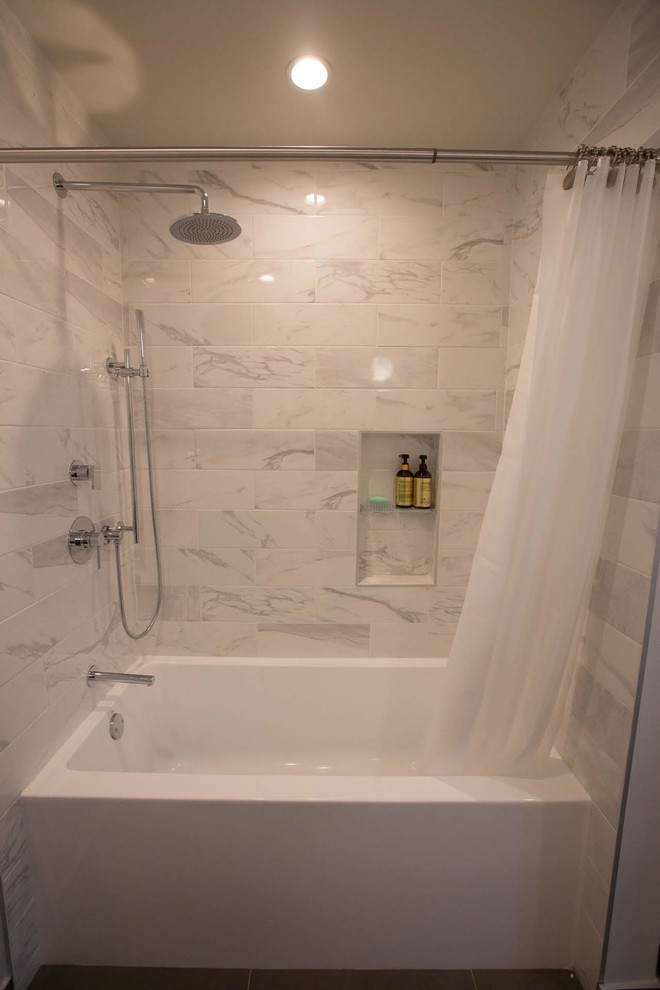 Exempel på ett mellanstort modernt vit vitt badrum med dusch, med släta luckor, skåp i mellenmörkt trä, ett badkar i en alkov, en dusch/badkar-kombination, en toalettstol med hel cisternkåpa, vit kakel, keramikplattor, vita väggar, klinkergolv i keramik, ett undermonterad handfat, bänkskiva i kvartsit, grått golv och dusch med duschdraperi
