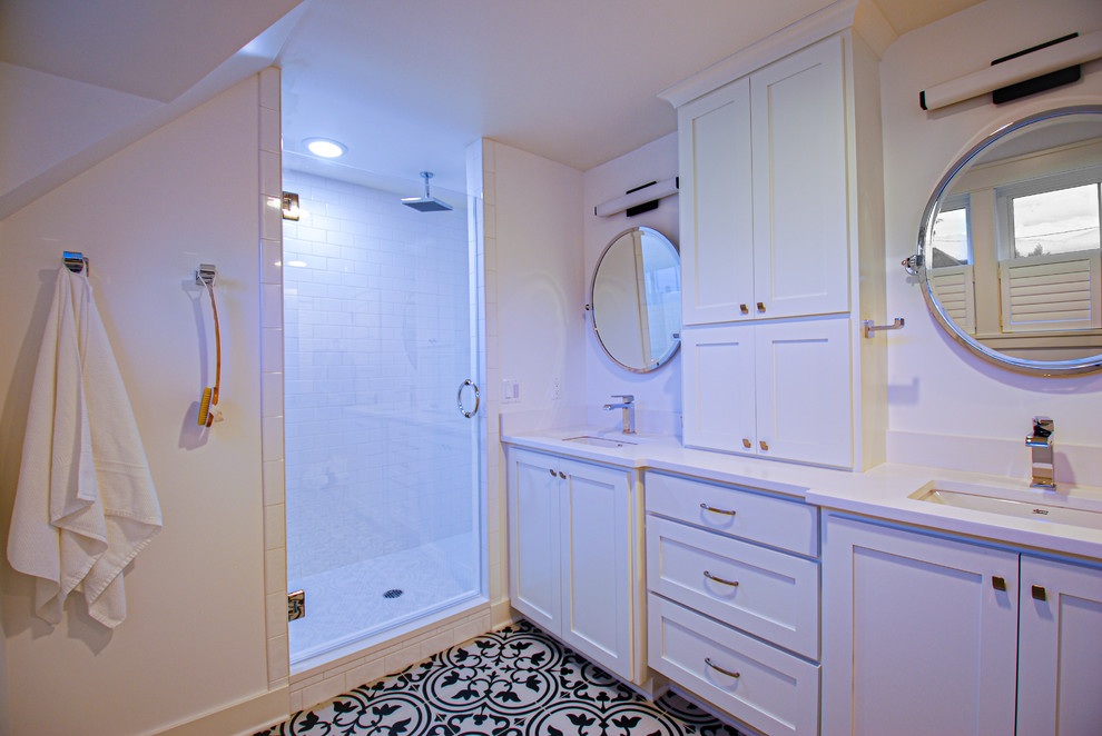 Idéer för stora vintage vitt en-suite badrum, med skåp i shakerstil, vita skåp, en dubbeldusch, en toalettstol med separat cisternkåpa, vit kakel, vita väggar, klinkergolv i porslin, ett undermonterad handfat, bänkskiva i kvartsit, svart golv och dusch med gångjärnsdörr