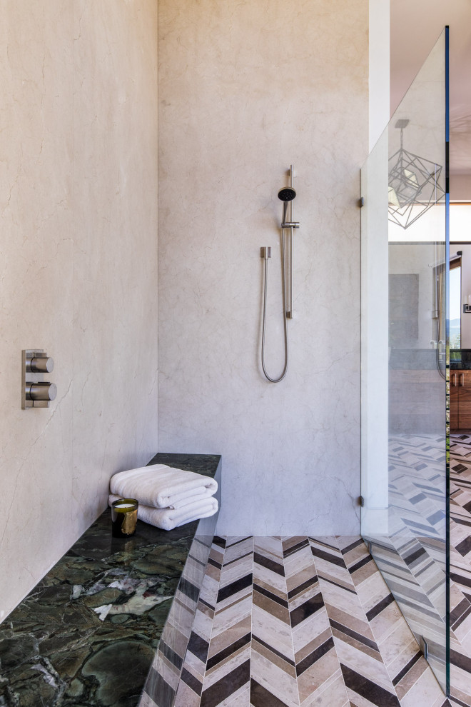 Inspiration för stora moderna en-suite badrum, med ett fristående badkar, våtrum, beige kakel, marmorkakel, vita väggar, kalkstensgolv, flerfärgat golv och dusch med gångjärnsdörr