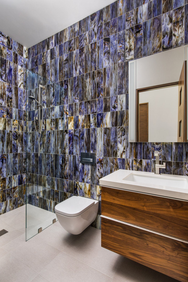 Immagine di una stanza da bagno con doccia rustica con ante lisce, ante in legno bruno, doccia alcova, piastrelle blu, lavabo sottopiano, pavimento grigio, doccia aperta e top bianco