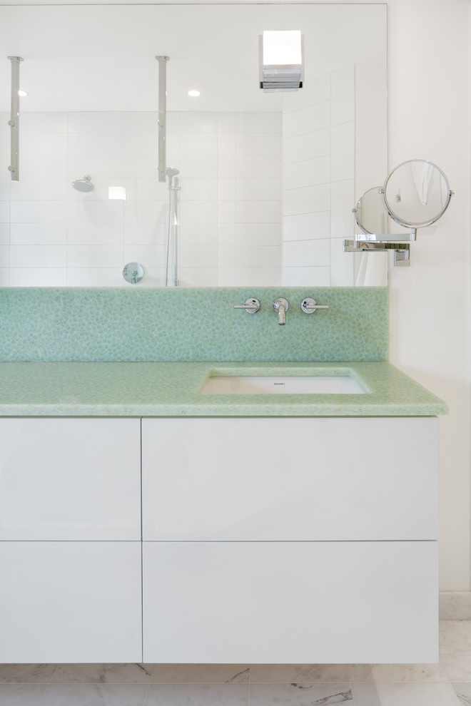 Свежая идея для дизайна: ванная комната с врезной раковиной и зеленой столешницей - отличное фото интерьера
