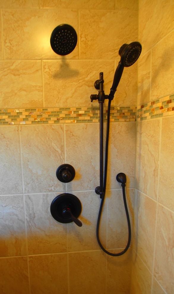 Inredning av ett klassiskt mellanstort en-suite badrum, med luckor med upphöjd panel, skåp i mellenmörkt trä, en dusch i en alkov, en toalettstol med separat cisternkåpa, beige kakel, keramikplattor, beige väggar, klinkergolv i keramik, ett undermonterad handfat och bänkskiva i akrylsten