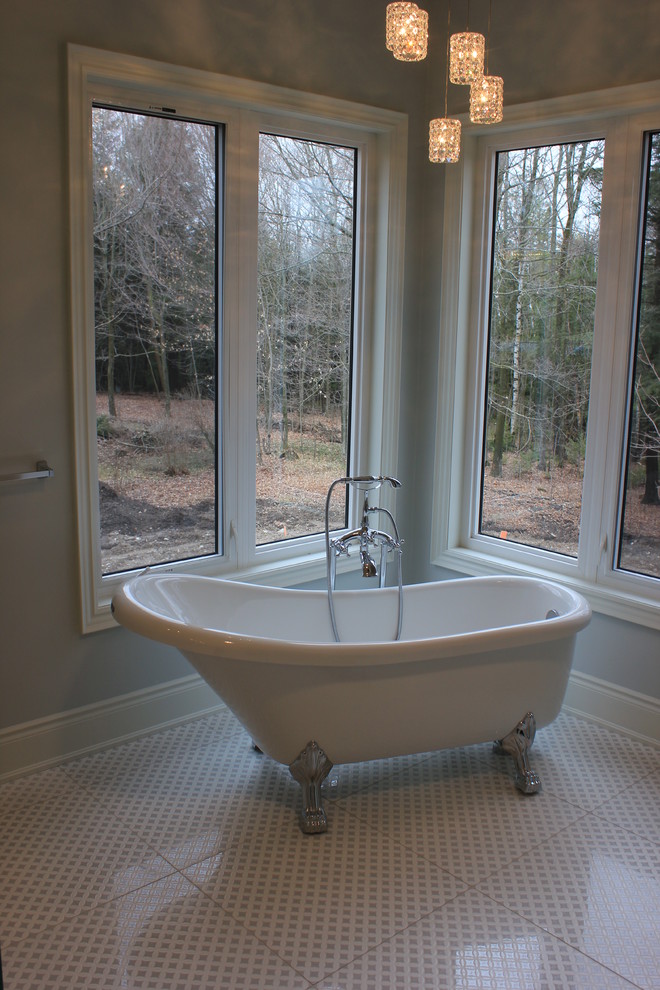Immagine di una grande stanza da bagno padronale classica con vasca freestanding, piastrelle grigie, piastrelle in gres porcellanato, pareti grigie e pavimento in gres porcellanato