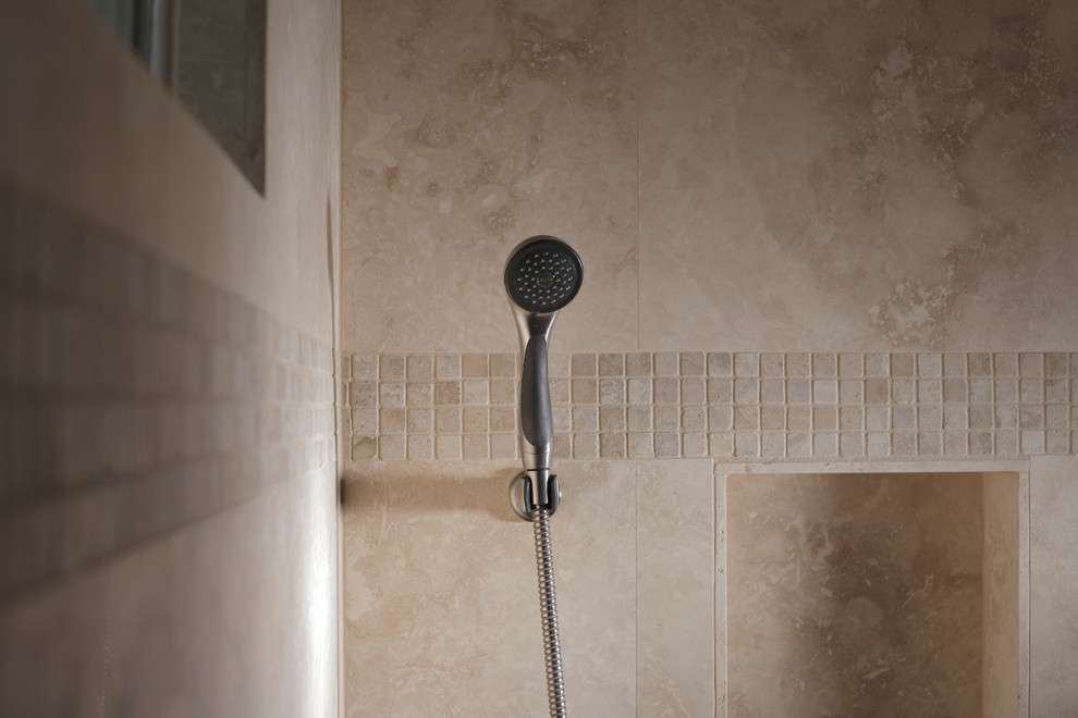 Esempio di una stanza da bagno tradizionale di medie dimensioni con vasca da incasso, doccia aperta, WC a due pezzi, piastrelle beige, piastrelle in pietra, pareti beige e pavimento in travertino