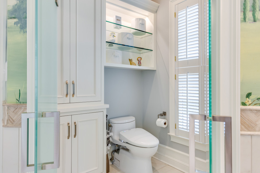 Exempel på ett mycket stort klassiskt beige beige en-suite badrum, med luckor med profilerade fronter, vita skåp, ett fristående badkar, en hörndusch, beige kakel, porslinskakel, klinkergolv i porslin, ett undermonterad handfat, bänkskiva i kvarts och dusch med gångjärnsdörr