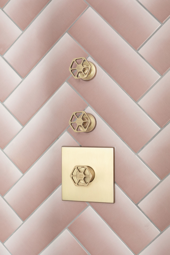 Foto di una stanza da bagno padronale minimalista di medie dimensioni con consolle stile comò, doccia aperta, piastrelle rosa, piastrelle diamantate, top in superficie solida e top rosa