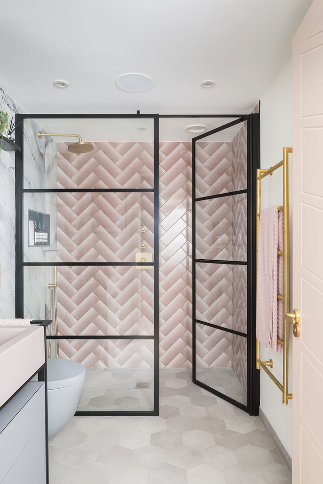 Foto på ett mellanstort funkis rosa en-suite badrum, med möbel-liknande, en öppen dusch, en vägghängd toalettstol, rosa kakel, tunnelbanekakel, bänkskiva i akrylsten och dusch med gångjärnsdörr