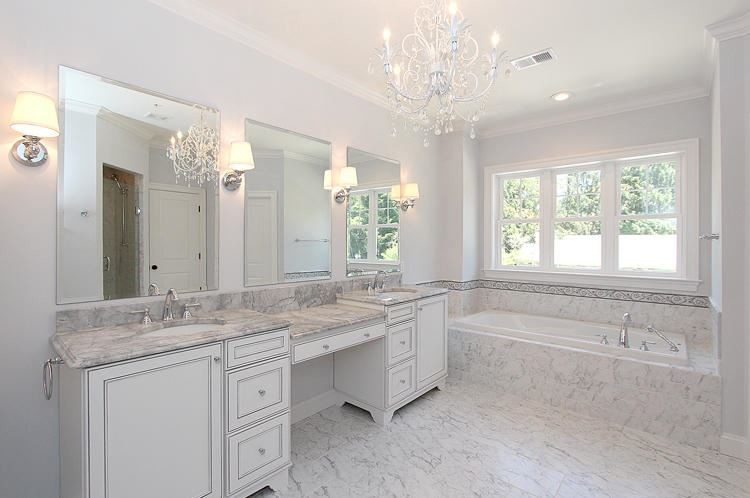 Foto di una stanza da bagno padronale classica di medie dimensioni con ante con riquadro incassato, ante bianche e top in marmo