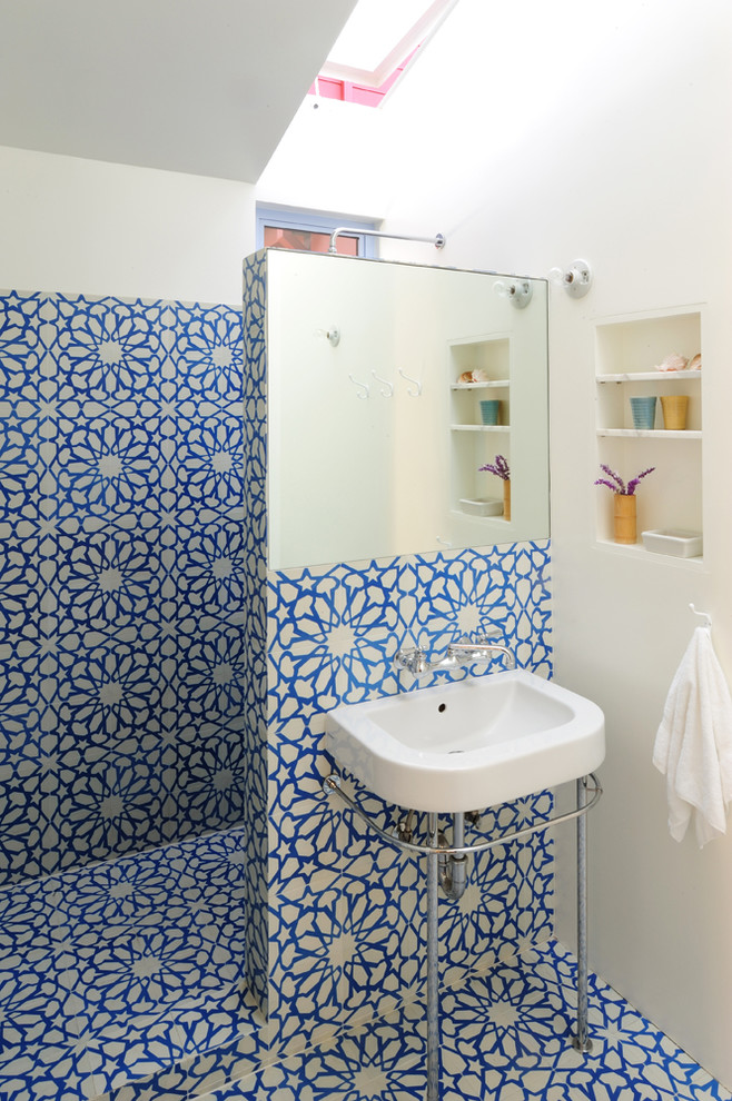 На фото: ванная комната среднего размера в современном стиле с синей плиткой, открытым душем, плиткой мозаикой, белыми стенами, полом из мозаичной плитки, душевой кабиной, столешницей из искусственного камня, открытым душем, подвесной раковиной и синим полом с