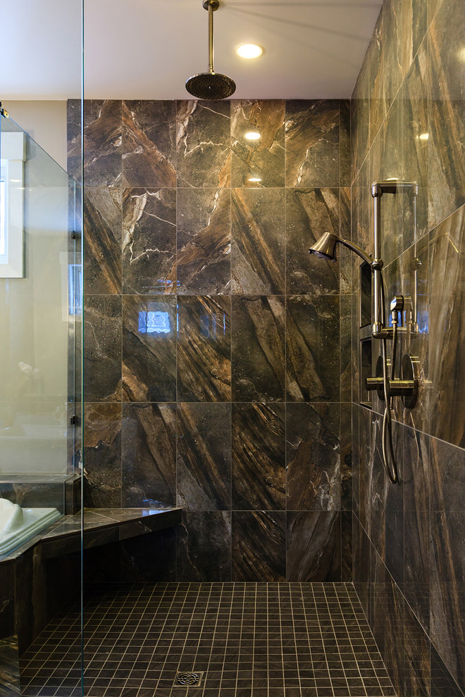 Mittelgroßes Modernes Badezimmer En Suite mit Schrankfronten im Shaker-Stil, braunen Schränken, Eckbadewanne, Eckdusche, Toilette mit Aufsatzspülkasten, bunten Wänden, Aufsatzwaschbecken und Falttür-Duschabtrennung in Toronto