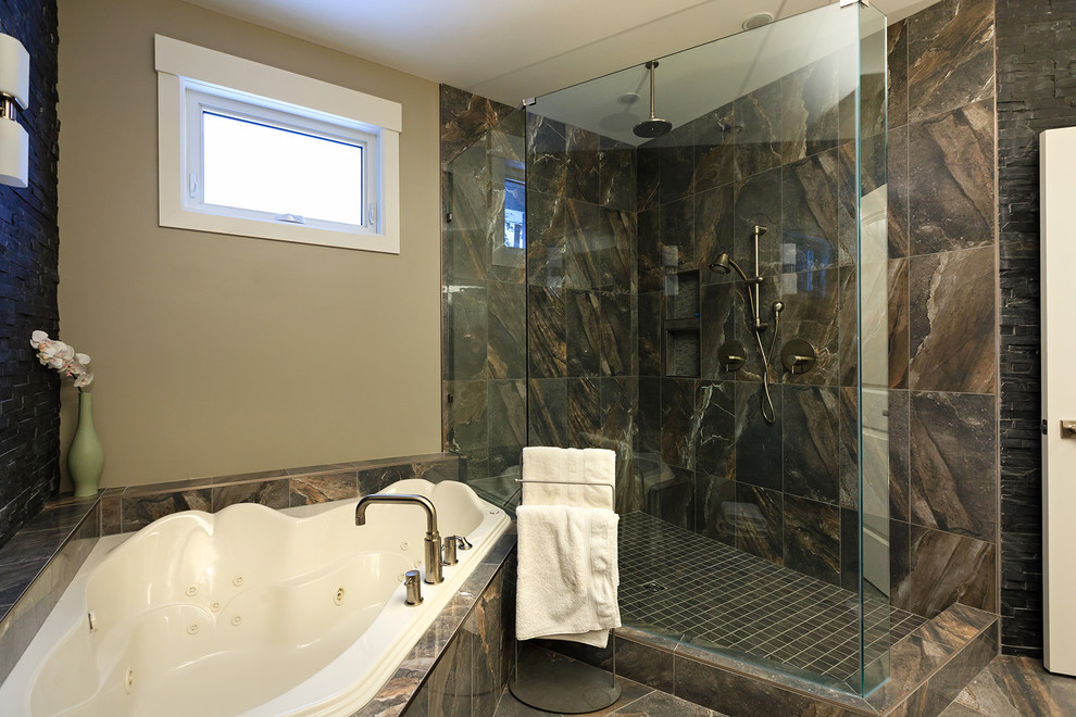 Свежая идея для дизайна: главная ванная комната среднего размера в стиле модернизм с фасадами в стиле шейкер, коричневыми фасадами, угловой ванной, угловым душем, унитазом-моноблоком, разноцветными стенами, настольной раковиной и душем с распашными дверями - отличное фото интерьера