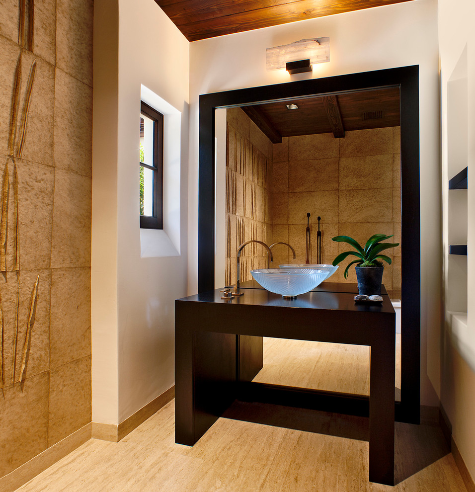 Bild på ett funkis badrum, med ett fristående handfat, öppna hyllor, skåp i mörkt trä, beige kakel och vita väggar
