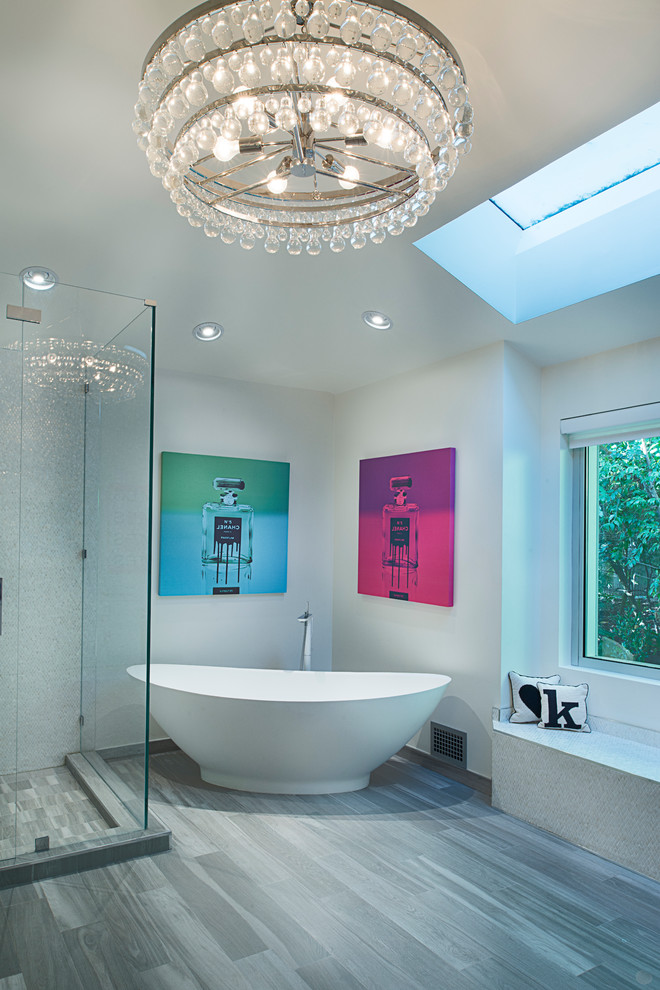 Modernes Badezimmer mit freistehender Badewanne in Santa Barbara