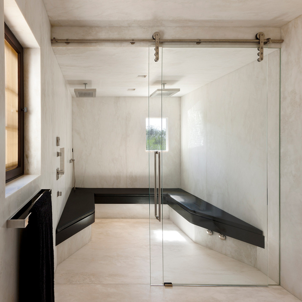 サンタバーバラにあるコンテンポラリースタイルのおしゃれな浴室 (アルコーブ型シャワー、ベージュの壁、ベージュのタイル) の写真