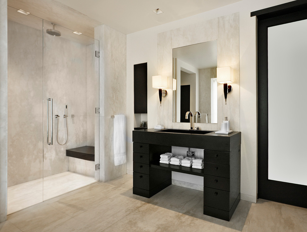 Mediterranes Badezimmer mit integriertem Waschbecken, flächenbündigen Schrankfronten, schwarzen Schränken, Duschnische, beigen Fliesen und weißer Wandfarbe in Santa Barbara