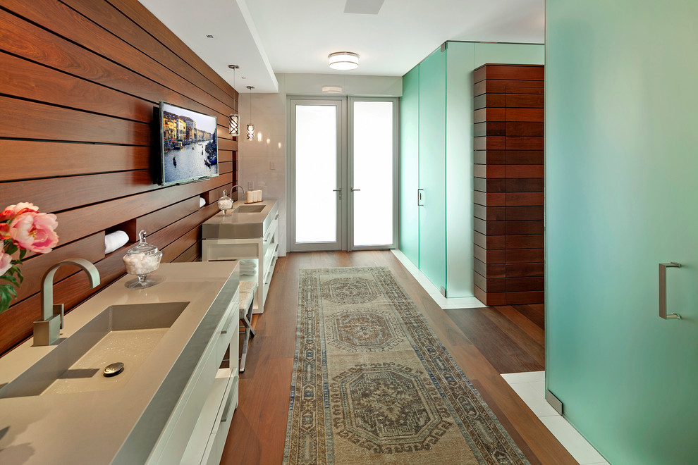 サンタバーバラにあるコンテンポラリースタイルのおしゃれな浴室 (開き戸のシャワー) の写真