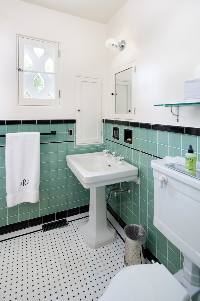 Ispirazione per una stanza da bagno mediterranea con lavabo a colonna, WC a due pezzi, piastrelle blu e pareti bianche