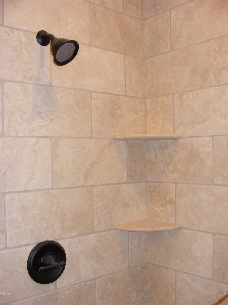 Inredning av ett lantligt mellanstort badrum, med ett badkar i en alkov, en öppen dusch, beige kakel, porslinskakel, beige väggar, klinkergolv i terrakotta, ett undermonterad handfat och bänkskiva i kalksten