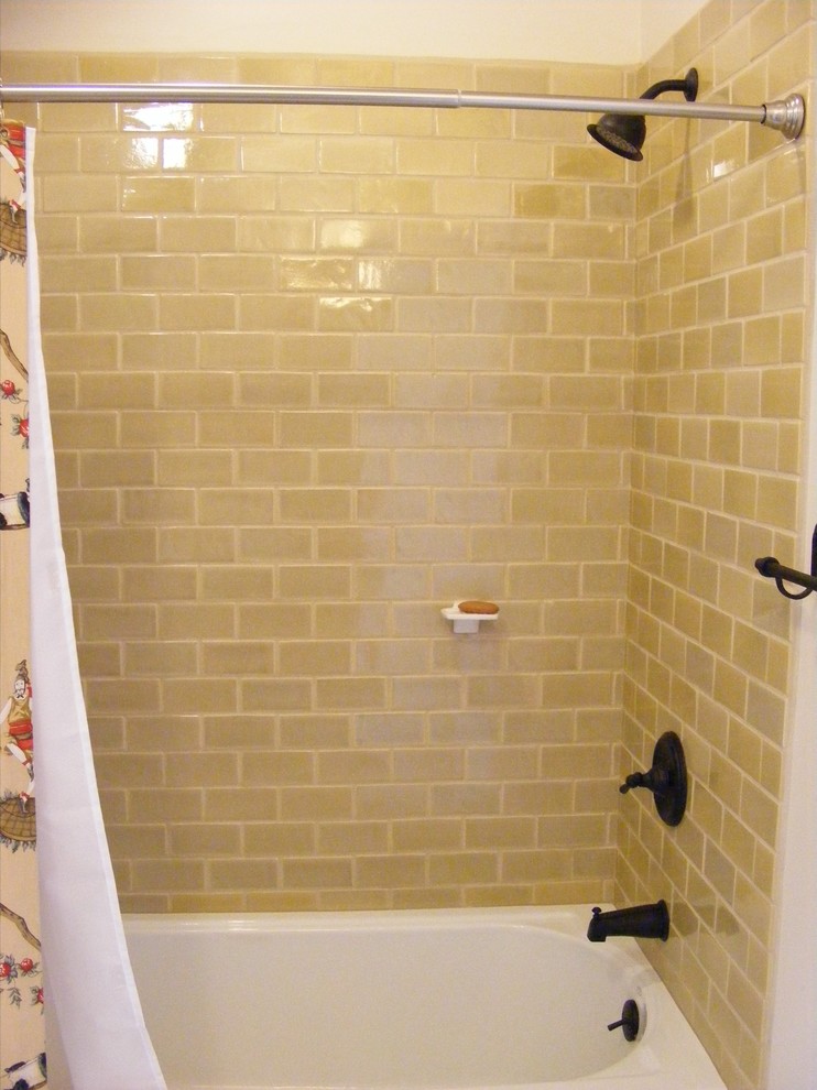 На фото: ванная комната среднего размера в стиле кантри с ванной в нише, бежевыми стенами, полом из терракотовой плитки, врезной раковиной, душем над ванной, зеленой плиткой и керамогранитной плиткой с