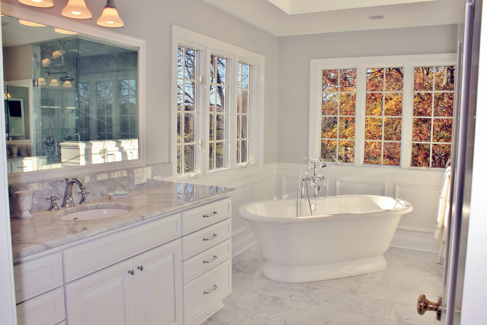 Idéer för att renovera ett stort vintage en-suite badrum, med luckor med infälld panel, vita skåp, ett fristående badkar, en hörndusch, en toalettstol med separat cisternkåpa, vit kakel, grå väggar, marmorgolv, ett undermonterad handfat och marmorbänkskiva