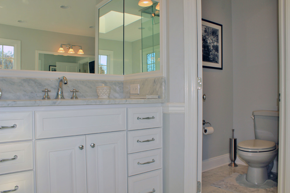 Inspiration för ett stort vintage en-suite badrum, med luckor med infälld panel, vita skåp, ett fristående badkar, en hörndusch, en toalettstol med separat cisternkåpa, vit kakel, grå väggar, marmorgolv, ett undermonterad handfat och marmorbänkskiva