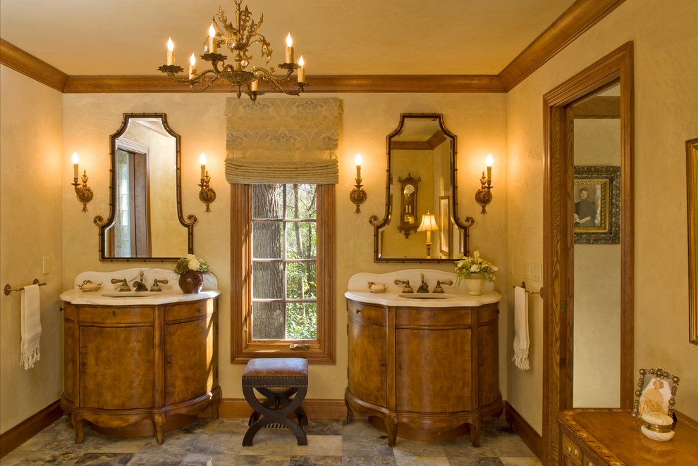 Пример оригинального дизайна: большая главная ванная комната в викторианском стиле с фасадами островного типа, фасадами цвета дерева среднего тона, душем в нише, раздельным унитазом, разноцветной плиткой, керамогранитной плиткой, бежевыми стенами, полом из керамической плитки, врезной раковиной, столешницей из гранита и накладной ванной