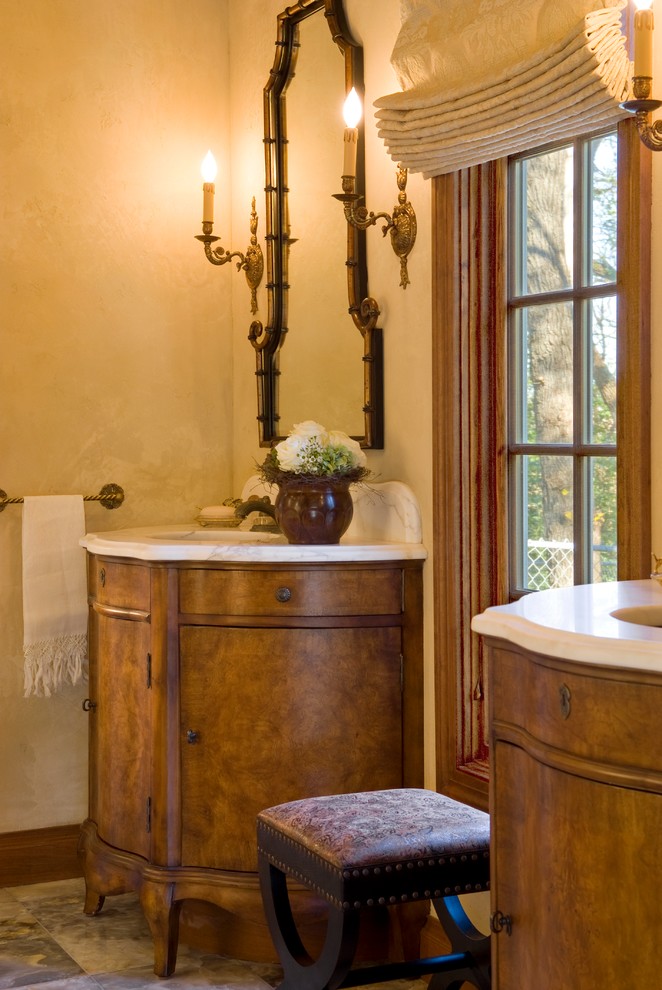 На фото: большая главная ванная комната в викторианском стиле с фасадами островного типа, фасадами цвета дерева среднего тона, душем в нише, раздельным унитазом, разноцветной плиткой, керамогранитной плиткой, бежевыми стенами, полом из керамической плитки, врезной раковиной, столешницей из гранита и накладной ванной с