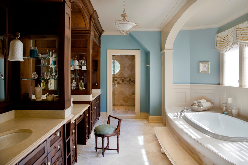 ボストンにあるトラディショナルスタイルのおしゃれなマスターバスルーム (濃色木目調キャビネット、ドロップイン型浴槽、青い壁、アンダーカウンター洗面器、インセット扉のキャビネット) の写真