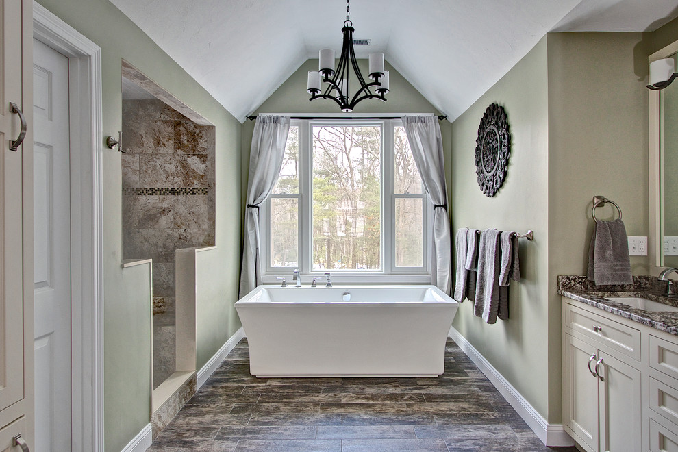 Inredning av ett klassiskt mellanstort en-suite badrum, med skåp i shakerstil, vita skåp, ett fristående badkar, en dusch i en alkov, beige kakel, porslinskakel, gröna väggar, klinkergolv i porslin, ett undermonterad handfat, granitbänkskiva, grått golv och med dusch som är öppen