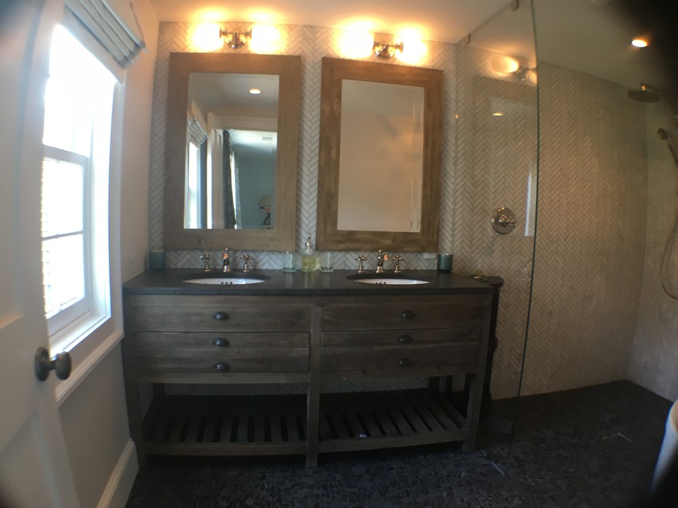 Idées déco pour une salle de bain principale classique en bois brun de taille moyenne avec un placard à porte plane, une baignoire indépendante, une douche à l'italienne, un carrelage blanc, des carreaux de porcelaine, un mur beige, un sol en galet, un plan de toilette en surface solide et un sol gris.