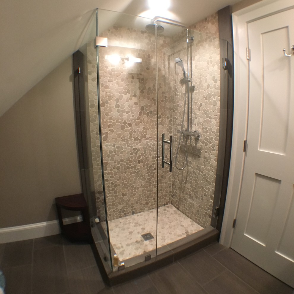 Foto på ett vintage badrum, med en hörndusch, beige kakel, kakel i småsten, beige väggar, klinkergolv i porslin, brunt golv och dusch med gångjärnsdörr