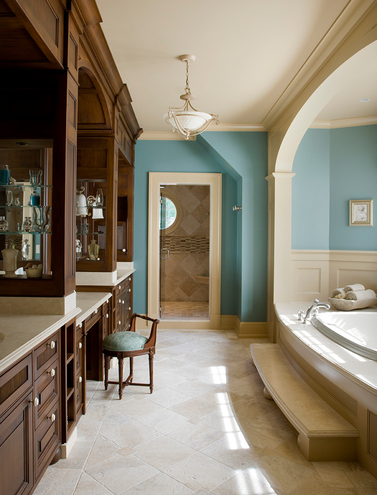 Idee per una stanza da bagno chic con vasca da incasso e pareti blu
