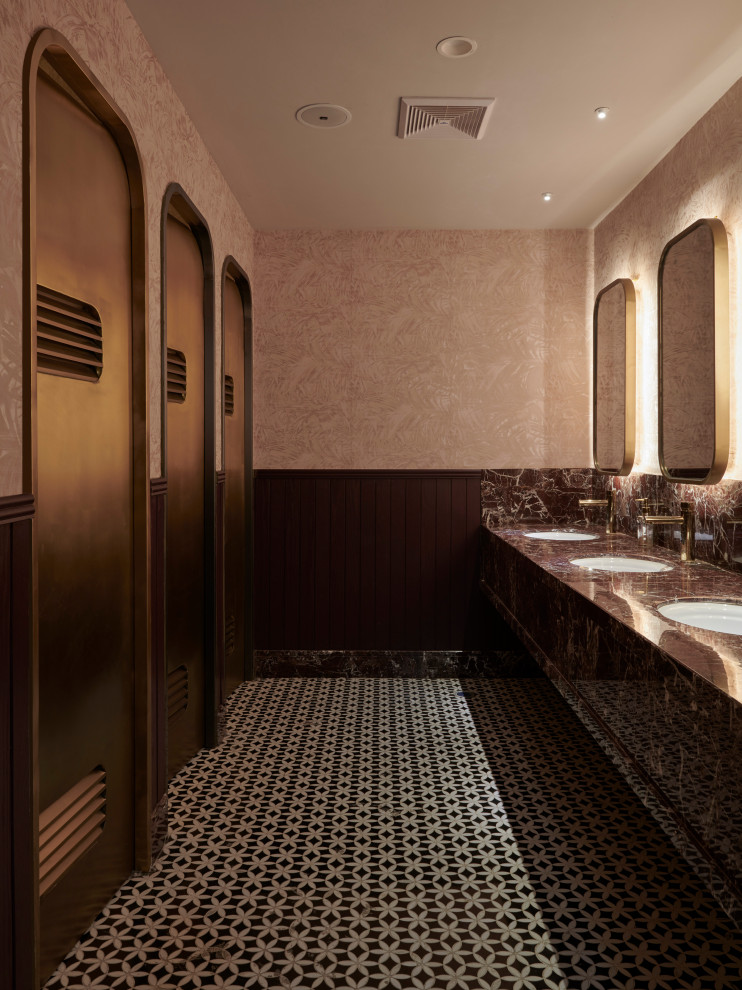 Идея дизайна: большая ванная комната в современном стиле с черной плиткой, керамической плиткой, фиолетовыми стенами, мраморным полом, разноцветным полом, тумбой под одну раковину и многоуровневым потолком