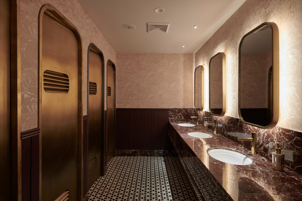 Cette image montre une grande salle de bain design avec un carrelage noir, des carreaux de céramique, un mur violet, un sol en marbre, un sol multicolore, meuble simple vasque et un plafond décaissé.