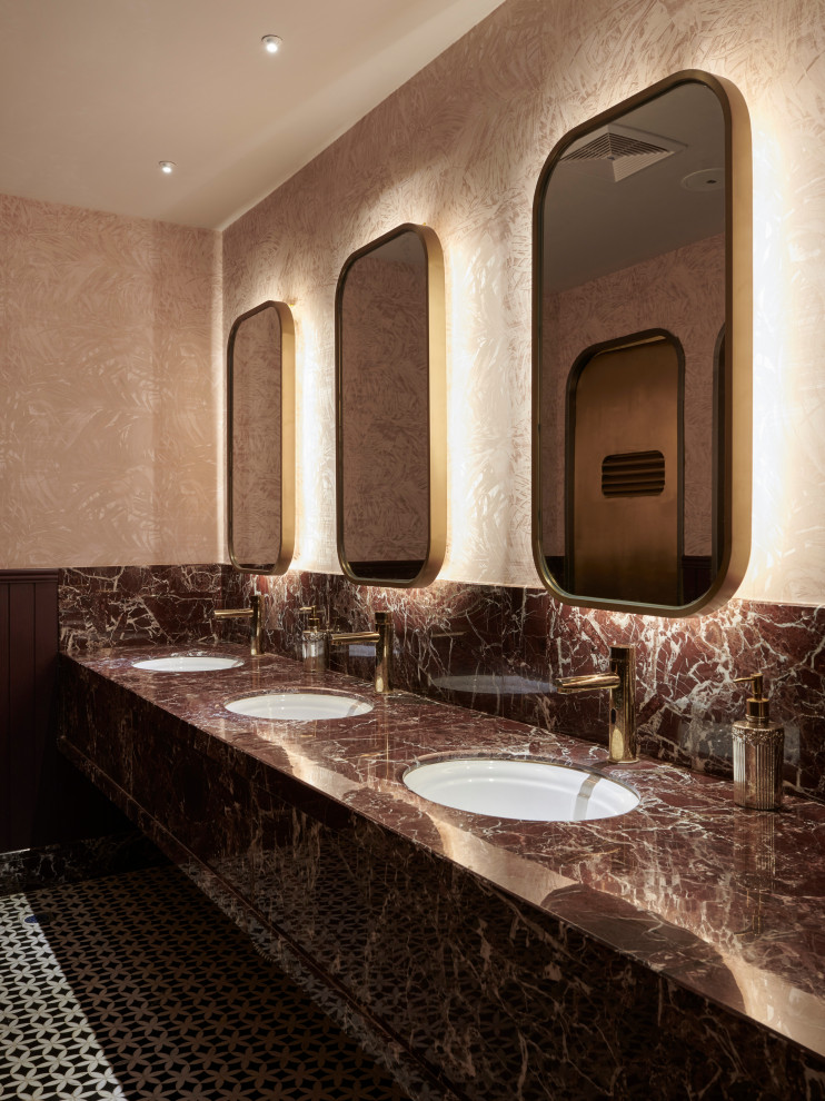На фото: большая ванная комната в современном стиле с черной плиткой, керамической плиткой, фиолетовыми стенами, мраморным полом, разноцветным полом, тумбой под одну раковину и многоуровневым потолком
